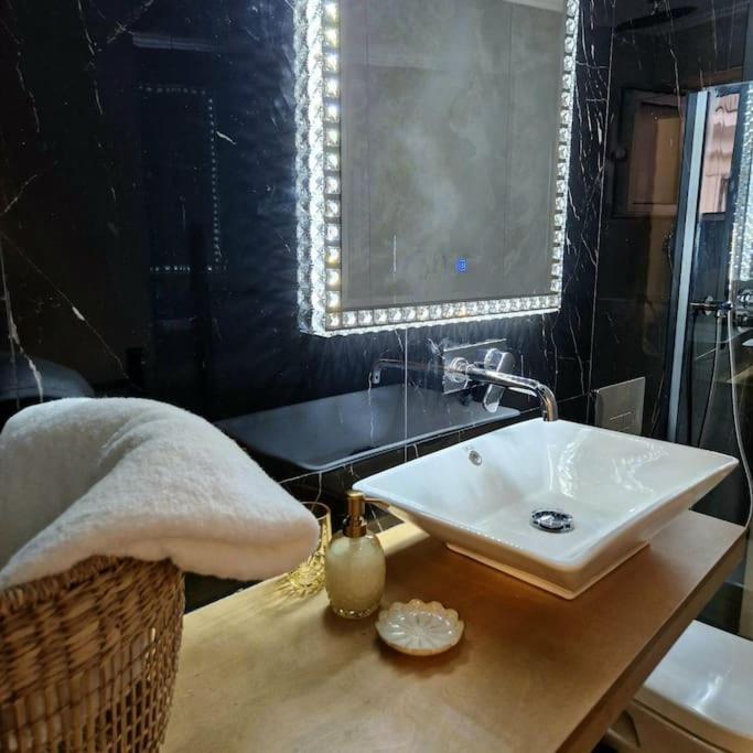 Faronita - Luxury Apt In The Heart Of Каламата Екстер'єр фото