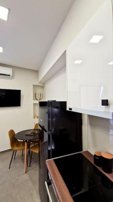 Faronita - Luxury Apt In The Heart Of Каламата Екстер'єр фото